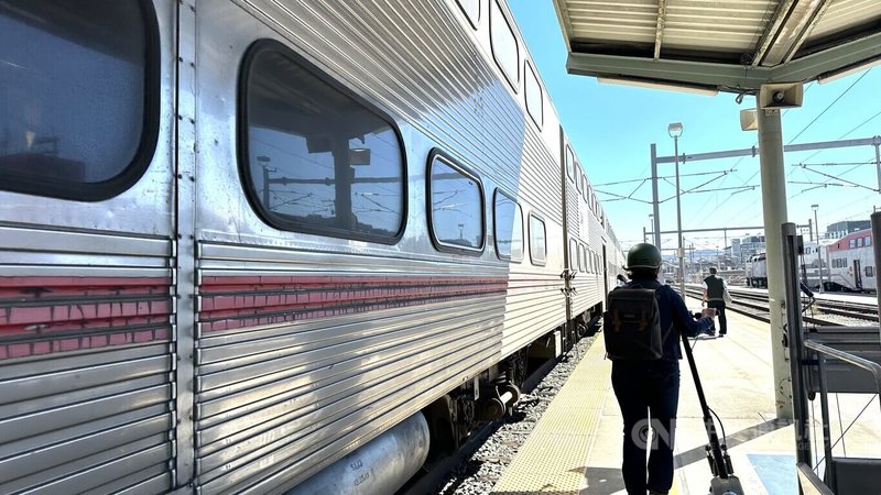 加州火車（Caltrain）舊金山至聖荷西路段將在9月21日全面完成電氣化，每年預計可減少25萬噸二氧化碳排放量。中央社記者張欣瑜舊金山攝  113年8月16日