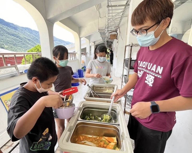 高雄桃源國小運用在地食材，烹調美味健康午餐，2度獲「午星獎」肯定，也讓營養午餐菜單受注目。（桃源國小提供）中央社記者林巧璉傳真  113年8月16日