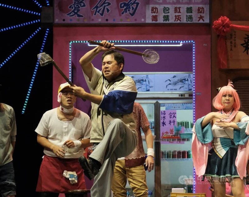 綠光劇團經典舞台劇「人間條件一」16日晚間將在台北國家戲劇院重新上演,下午舉行總彩排記者會,演員洪都拉斯(前中)在劇中扮演里長伯一角,展現逗趣演技。中央社實習記者林意芸攝 113年8月16日