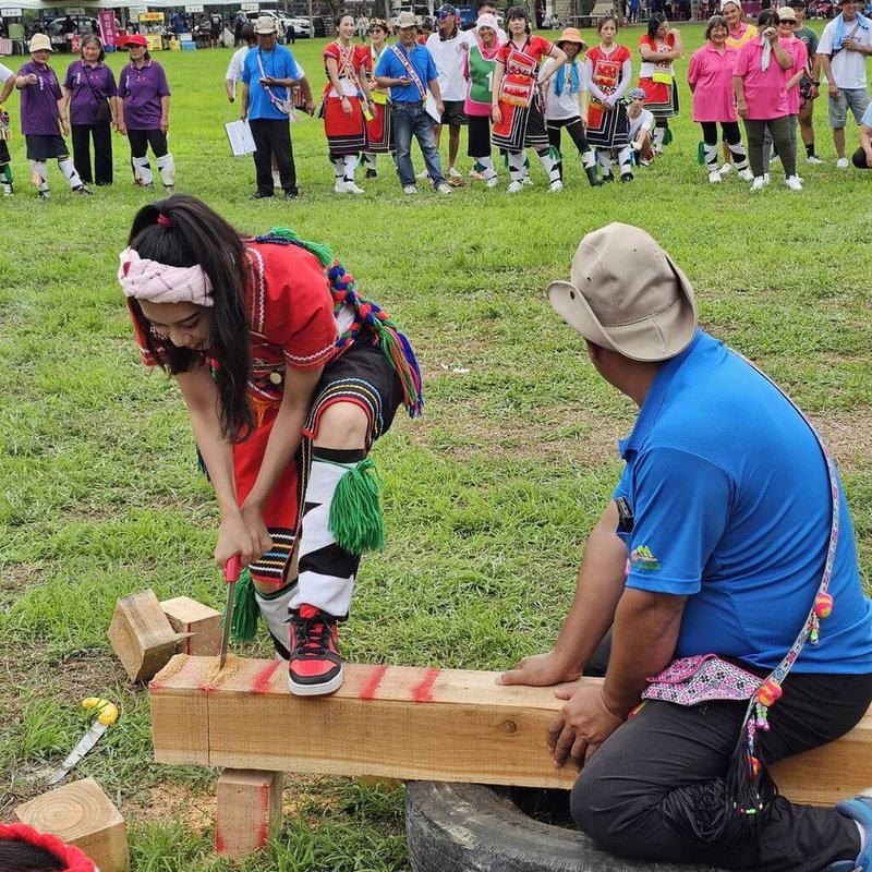 台東縣關山鎮17日在當地親水公園熱鬧舉辦阿美族聯合豐年祭，除傳統鋸木頭、撒魚網比賽外，還有滾輪胎、創新歌舞表演等。圖為青少女組鋸木比賽情形。（關山鎮公所提供）中央社記者盧太城台東傳真  113年8月17日