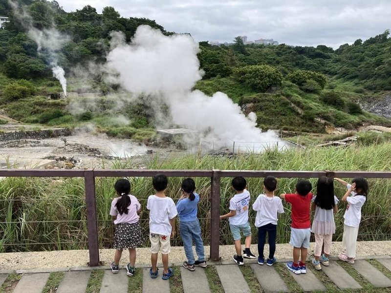 鄰近陽明山的泉源實小附幼邀請教授、生態專家、在地文化解說家指導，一同規劃「家鄉的氣味」主題課程，帶領學童實地踏查鄰近社區的硫磺谷等景點，進而認同在地文化。（教育部提供）中央社記者陳至中台北傳真  113年8月17日