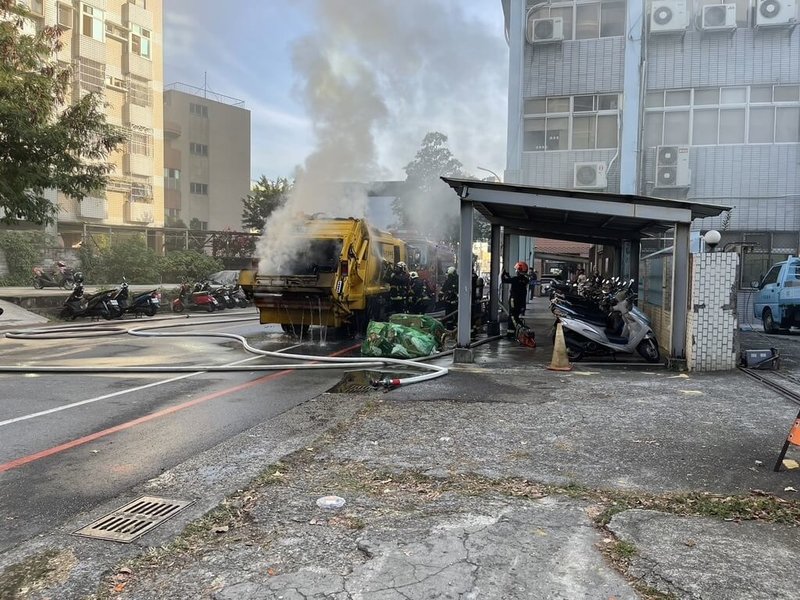 台中市環保局17日提醒民眾，燒完的金紙或香灰勿立即丟入垃圾桶，應先用水淋濕餘燼，確認澆熄再打包丟棄到垃圾車，以免復燃釀禍，危害環保人員安全。（台中市政府提供）中央社記者趙麗妍傳真  113年8月17日