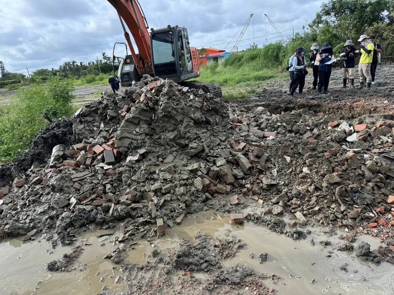 台南地檢署偵辦非法廢棄物掩埋案，16日在台南市安南區、七股區及善化區33個地號共6筆魚塭土地搜索開挖。（台南地檢署提供）中央社記者張榮祥台南傳真  113年8月17日