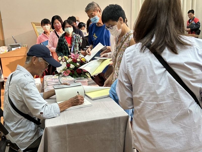 「許叁陸的繪畫與電影人生–80回顧展」經典講座暨新書發表會17日在澎湖縣文化局演講室舉行,藝術家許叁陸(左)現場為民眾簽書留念。(澎湖縣文化局提供)中央社 113年8月17日