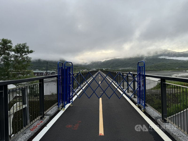 花蓮縣玉里鎮玉富自行車道舊鐵橋因強震受損封閉，經修復預計下週就可開放玉里車站往樂合防汛道路共約3.5公里處，樂合防汛道路以南到終點東里鐵馬驛站，因配合公路局玉里大橋及南通至東里道路拓寬工程，預計114年底完工後開放。中央社記者張祈攝  113年8月17日