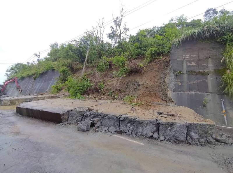 受低壓環流影響，台南市龍崎區24小時累積雨量突破200毫米，市道182線29公里處17日發生擋土牆崩塌、傾倒路面，現場單向交通中斷。（台南市政府提供）中央社記者張榮祥台南傳真  113年8月17日