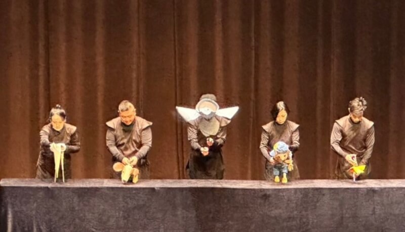 「偶偶偶劇團」17日首度跨海到澎湖演出，帶來劇碼「紙要和你在一起」，吸引大小朋友一同感受神奇奧妙的「紙」世界。（澎湖縣文化局提供）中央社 113年8月17日
