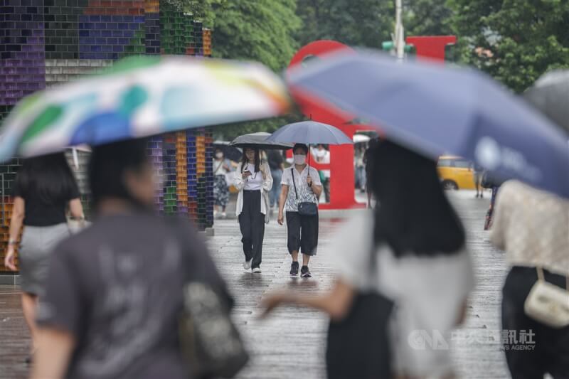 圖為台北市信義區民眾雨中撐傘。中央社記者裴禛攝 113年8月15日