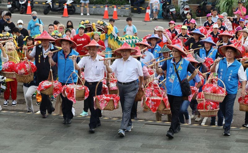 2024全國義民祭17日在新竹縣新埔鎮褒忠義民廟舉行啟動儀式，客委會副主委范佐銘（前左3）及新竹縣長楊文科（前左4）等人以創意挑擔方式進場，為祭典系列活動揭開序幕。（新竹縣政府提供）中央社記者魯鋼駿傳真  113年8月17日