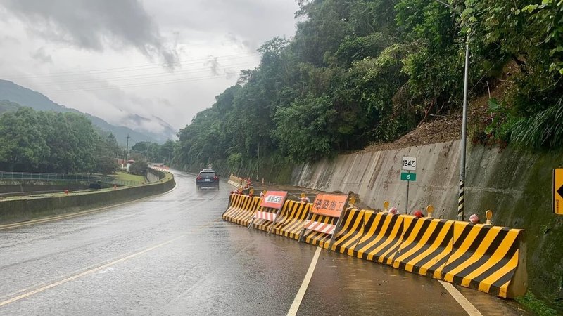 苗栗縣道124乙線6公里處受近日地震及雨勢影響，邊坡土石崩落，17日起暫時封閉內側車道，現場也擺放紐澤西護欄進行交維。（苗栗縣政府工務處提供）中央社記者魯鋼駿傳真  113年8月17日