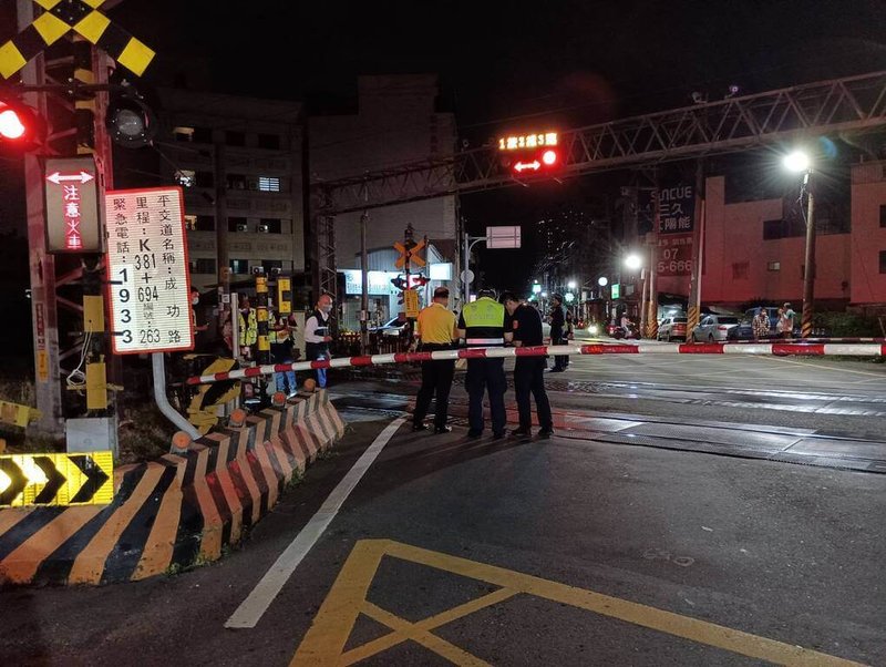 高雄市岡山區成功路平交道18日晚間發生死傷事故，1名男子騎乘腳踏車闖入，遭台鐵133次新自強號撞擊死亡，警方蒐證後，西正線單線雙向放行，列車延誤情形、影響班次及旅客人數尚在估計中。（鐵路警察局高雄分局提供）中央社記者張已亷傳真  113年8月18日