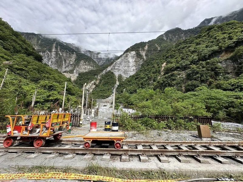 颱風凱米重創台鐵東部幹線，小清水溪橋（西正線）遭沖毀，目前和仁與崇德間只能靠東正線單線雙向行車，為加速搶修期程，台鐵公司表示，復原小組決定放棄重建橋墩（原橋為雙跨），重新設計改為單跨跨越，預計今年底完工。（台鐵提供）中央社記者汪淑芬傳真  113年8月18日