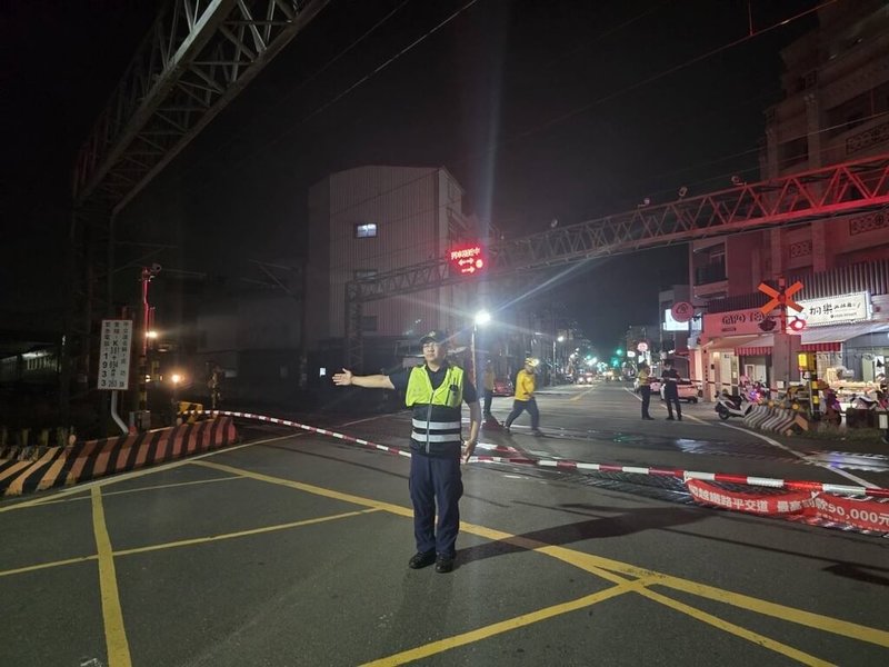 台鐵133車次自強號18日晚間行經高雄岡山區成功路平交道時，疑與一名騎腳踏車男子發生碰撞，男子明顯死亡，警方已派員協處，確切事故原因待調查釐清。（高雄市警察局岡山分局提供）中央社記者張已亷傳真  113年8月18日