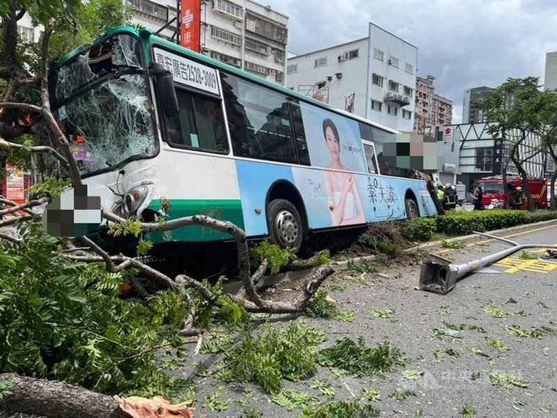 新北市蘆洲前集賢路18日中午發生公車疑失控撞上中央分隔島，接連撞斷多棵路樹後才停止，造成1名乘客受傷送醫。（翻攝照片）中央社記者王鴻國傳真  113年8月18日