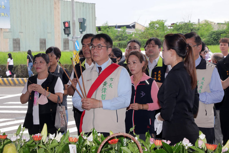 台南市殯葬管理所18日下午在南區殯儀館景行廳前舉行113年中元暨秋分祭典法會，市長黃偉哲（前中）擔任主祭。（台南市政府提供）中央社記者楊思瑞台南傳真  113年8月18日