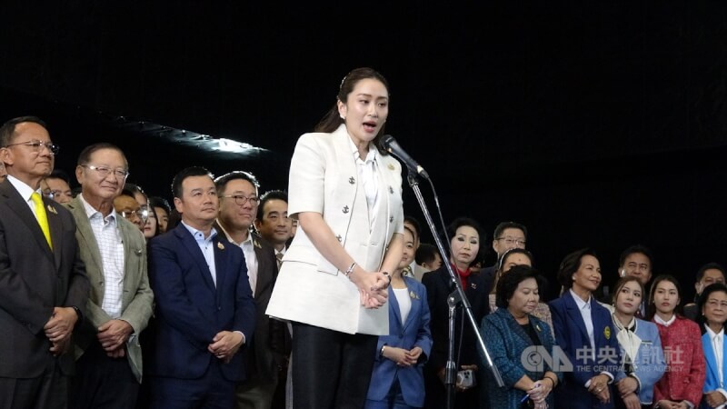 前總理戴克辛的么女貝東塔16日當選成為泰國第31任總理，她在結果出爐後在為泰黨議員陪伴下，於為泰黨總部舉行記者會。中央社記者呂欣憓曼谷攝 113年8月16日