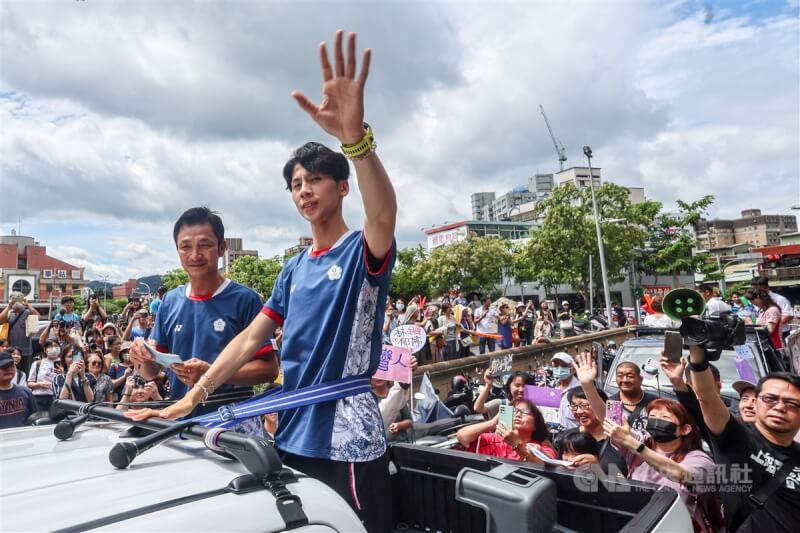 台灣拳擊女將林郁婷（前右）在巴黎奧運奪下金牌，她與教練曾自強（前左）18日接受新北鶯歌區公所安排的英雄式車隊遊行，林郁婷揮手向大批支持群眾致意。中央社記者王騰毅攝 113年8月18日