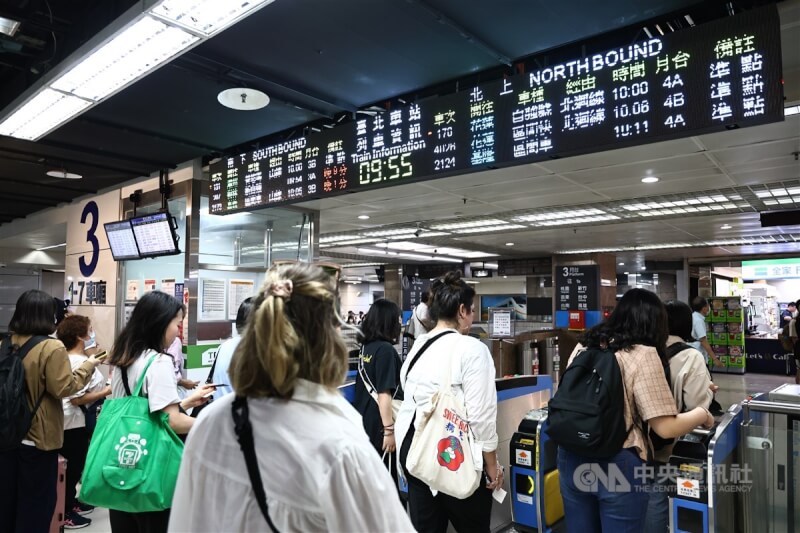 圖為台鐵台北車站搭車人潮。中央社記者翁睿坤攝 113年4月4日