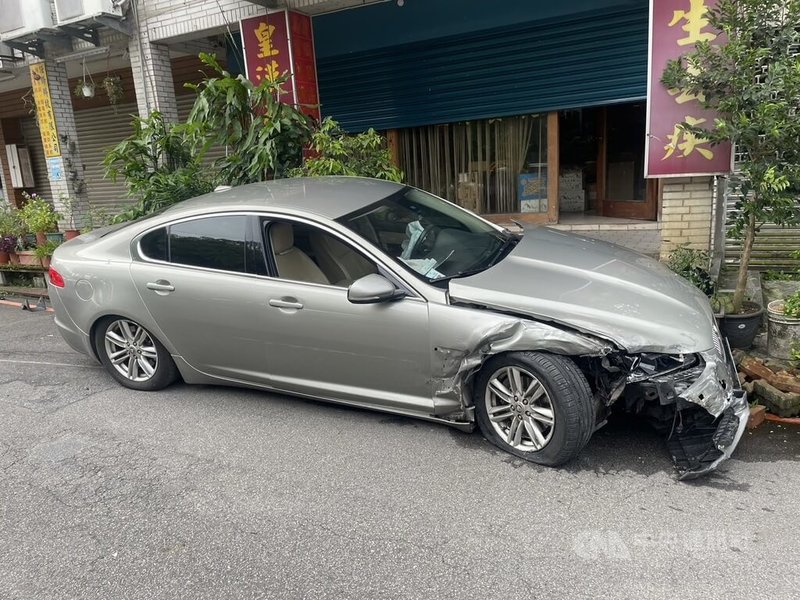 74歲陳姓婦人19日上午駕車經過新北市新店區如意街126號附近,因不明原因失控暴衝,撞擊路邊一整排汽機車,也波及1樓住戶花盆等。(翻攝照片)中央社記者高華謙傳真 113年8月19日