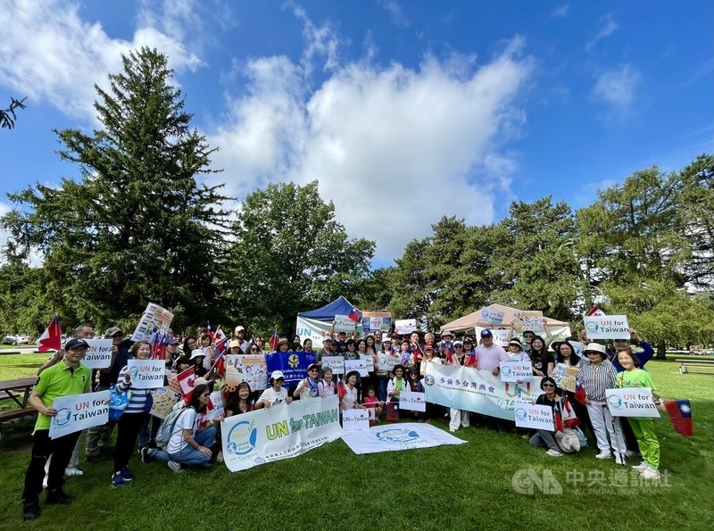 多倫多僑界為支持台灣參與聯合國，18日在多倫多Earl Bales公園舉辦「UN for Taiwan」健走活動，逾百人以行動響應。中央社記者胡玉立多倫多攝  113年8月19日