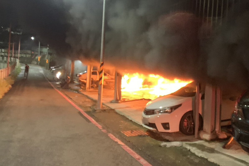 台南市永康區新興街一家宮廟旁停車場19日凌晨發生火警，共有7部汽、機車遭波及，所幸未造成人員傷亡。（讀者提供）中央社記者楊思瑞台南傳真  113年8月19日