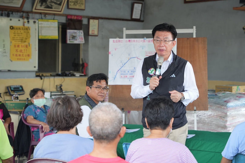 民進黨立委郭國文（後右）19日針對台南市官田區自來水管線問題辦理會勘，並向地方民眾說明曾文淨水場二期管線及烏山頭至二鎮管線汰換工程。（郭國文服務處提供）中央社記者楊思瑞台南傳真  113年8月19日