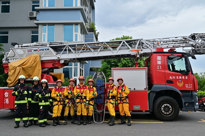 為提升台東縣消防局救災救護戰力，天地日月靈修會捐贈115組消防衣帽鞋及65組搜救隊個人裝備；惟願中心捐贈115組消防衣帽鞋、20套救援吊帶及4組救援擔架，19日舉行捐贈儀式。（台東縣政府提供）中央社記者李先鳳傳真  113年8月19日