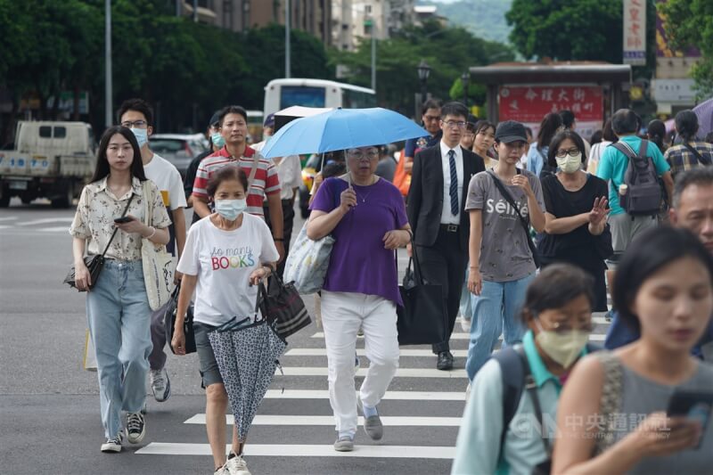 根據主計總處最新家庭收支調查顯示，民國112年有收入者平均所得新台幣70.9萬元創新高，其中未滿30歲的青年族群，平均所得54.5萬元、同創歷史新高。圖為民眾19日在台北市中山區過馬路。中央社記者徐肇昌攝 113年8月19日