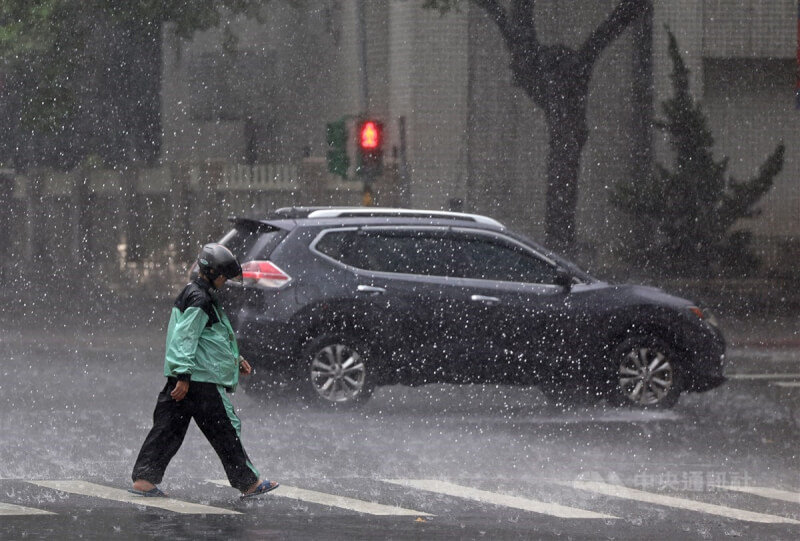 圖為台北市松山區午後降雨，路面水花四濺。（中央社檔案照片）