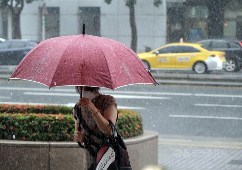 台北市中山區午後大雨，民眾撐傘快步走進捷運站。中央社實習記者林意芸攝 113年8月19日