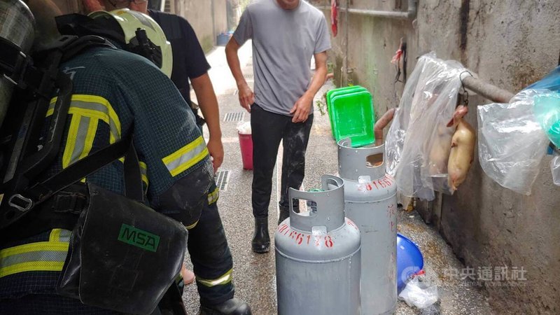 台北市大安區一間港式餐廳19日上午發生氣爆，警消獲報立即出動人車到場馳援，初判為瓦斯鋼瓶開關未關緊而釀禍。（翻攝照片）中央社記者黃麗芸傳真  113年8月19日