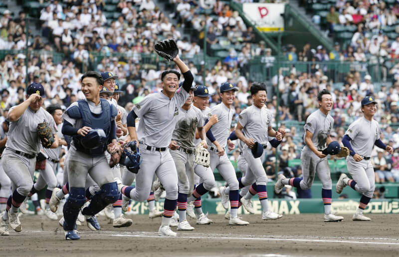 青森山田高中在19日的8強賽擊敗滋賀學園，首度闖進甲子園4強賽事。（共同社）