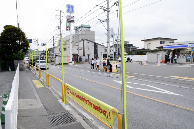 富士河口湖町公所5月因觀光公害亂象，在一家便利商店前架設黑幕阻擋遊客拍照，本月15日試驗性拆除。（共同社）