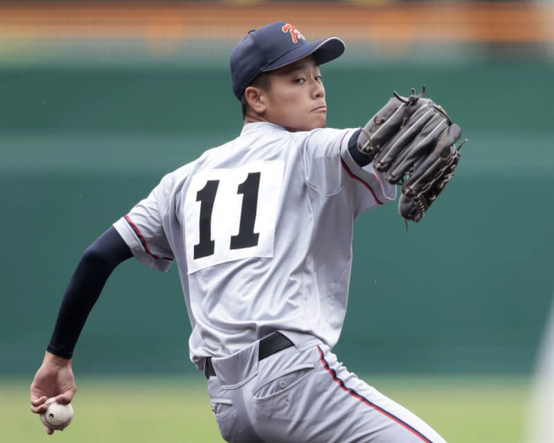 京都國際先發投手西村一毅主投9局,完封智辯學園。(共同社)