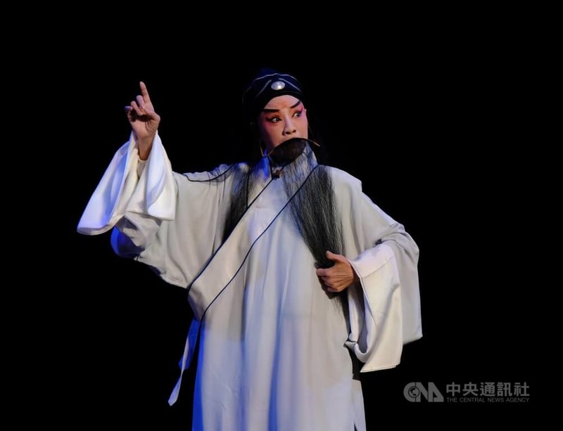 國光劇團2025年將迎接成團30週年,今年起已開始演出一系列開創台灣京劇新美學的新編創作,其中「天地一秀才—閻羅夢」9月將登上台灣戲曲中心,20日下午記者會呈現精彩片段。中央社實習記者林意芸攝 113年8月20日