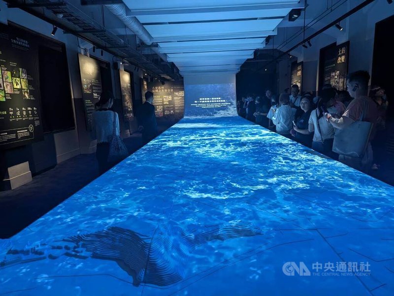 「變與不變的流動-台北城市景觀美學展」即日起在台灣設計館展出,其中「生命之泉」動態視覺區以動態影像搭配瑠公圳再現計畫的水路模型,展現古台北盆地的歷史變遷。中央社記者王寶兒攝 113年8月20日