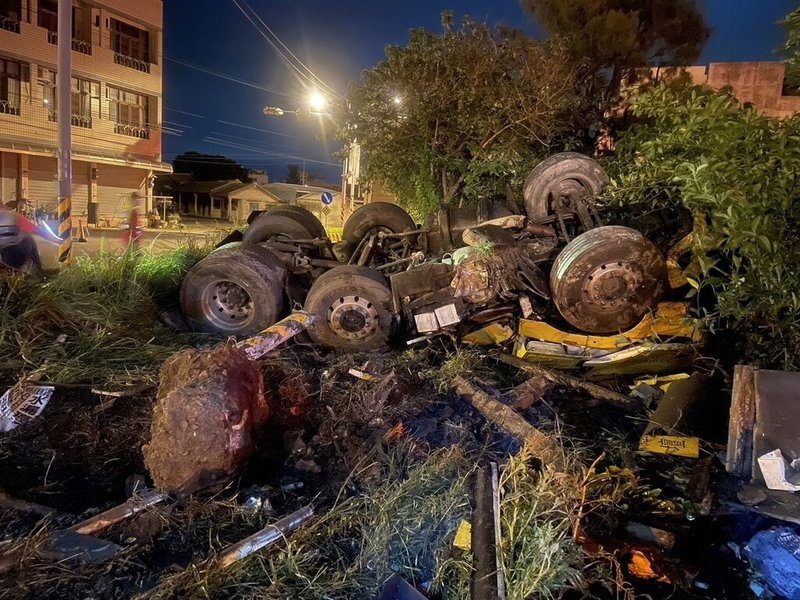 雲林縣消防局19日深夜接獲民眾報案．指稱台17線林厝寮段有曳引車翻覆，3名傷者受困車內；消防人員抵達時發現，曳引車180度翻覆在空地上，陸續將人救出送至醫院搶救。（雲林縣消防局提供）中央社記者姜宜菁傳真  113年8月20日