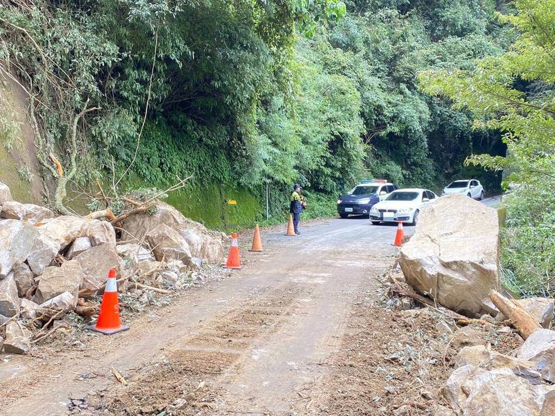 受連日大雨影響，台中市和平區大雪山林道28.1公里處20日發生落石坍方，造成道路阻斷，員警到場進行交通管制，確保現場安全，經清理後已暫時恢復單向通行。（民眾提供）中央社記者郝雪卿傳真  113年8月20日