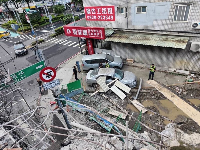新北市三重區台1線中山高架道路往忠孝橋方向20日清晨發生聯結車載送鋼梁翻覆事故,造成高架道路圍籬及道路遭砸毀,碎石波及高架橋下停放的2輛小客車,幸無人傷亡。(翻攝照片)中央社記者王鴻國傳真 113年8月20日