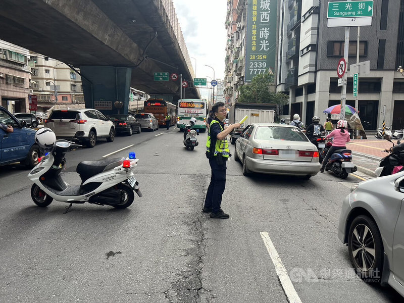新北市三重區台1線中山高架道路往忠孝橋方向20日清晨發生聯結車載送鋼梁翻覆事故,造成高架道路毀損及往忠孝橋方向全線封閉,警方派員到場處理、疏導交通。(翻攝照片)中央社記者王鴻國傳真 113年8月20日