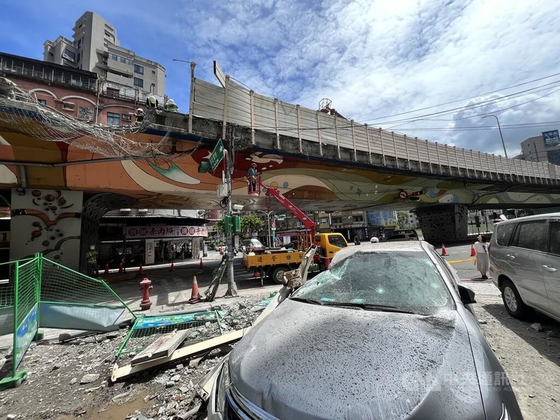 新北市三重區台1線中山高架道路往忠孝橋方向20日清晨發生聯結車載送鋼梁翻覆事故,護欄遭砸毀,波及 橋下車輛,所幸無人傷亡。中央社記者趙世勳攝 113年8月20日