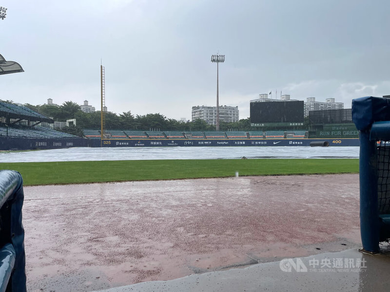 中華職棒20日原訂兩地開打，受雨勢影響，其中富邦悍將在主場新莊棒球場（圖）迎戰台鋼雄鷹隊比賽宣布因雨延賽，延至22日下午6時35分、原場地補賽。中央社記者謝靜雯攝  113年8月20日