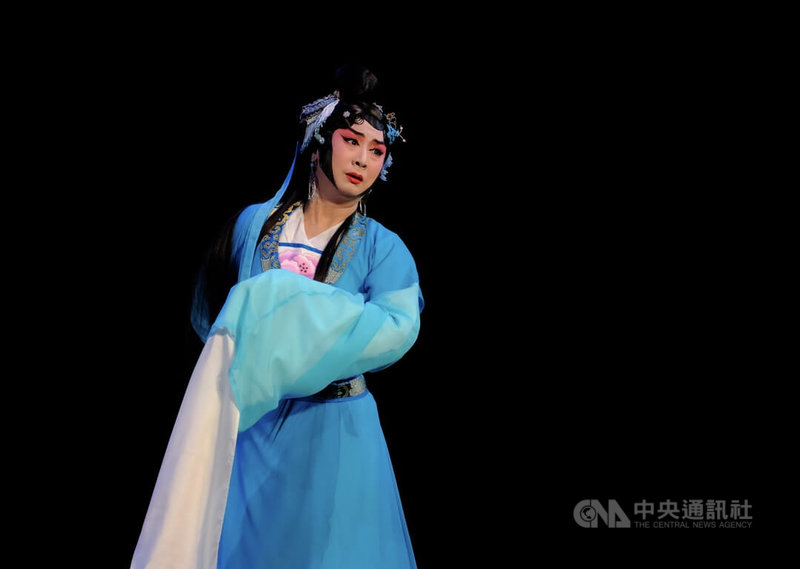 國光劇團「國光30.前奏序曲」記者會20日在台灣戲曲中心舉辦,現場帶來京劇「三個人兒兩盞燈」精彩片段,12月將正式演出。中央社實習記者林意芸攝 113年8月20日