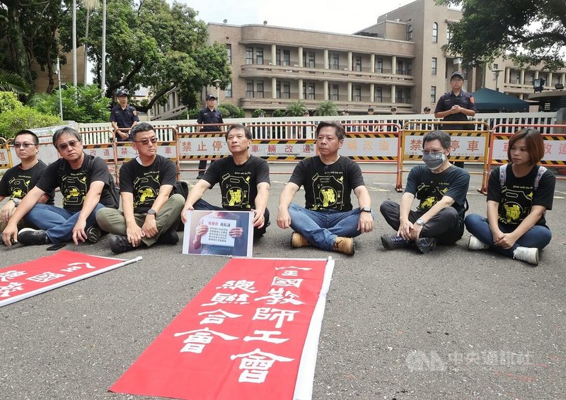 全國教師工會總聯合會20日在行政院門口舉行記者會，要求行政院應採最有利方案，依10年精算覈實撥補退撫基金。圖為全教總理事長侯俊良（前中）靜坐絕食表達最沉重抗議。中央社記者郭日曉攝  113年8月20日