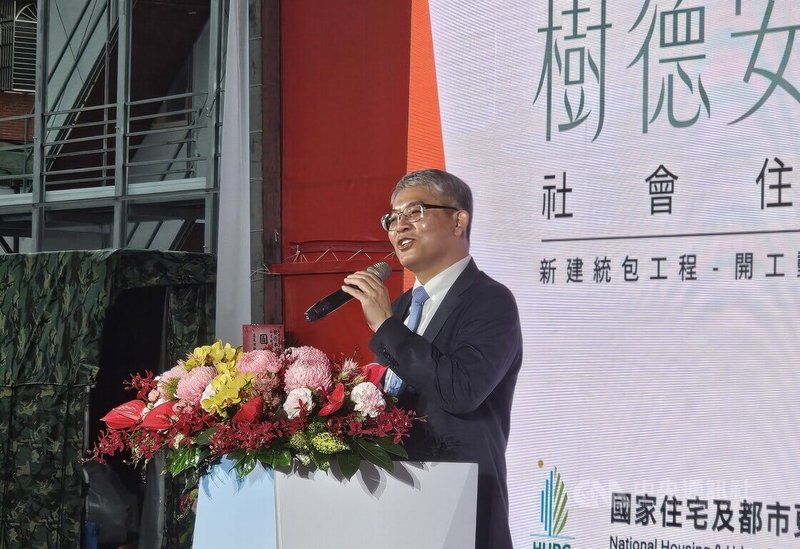 國家住宅及都市更新中心董事長花敬群(圖)20日出席新北市樹林區「樹德安居」社會住宅開工典禮,致詞時表示,雙北既有及規劃中的社宅,今年底可達2.4萬多戶,新北114年將超越台北,成為全國推動社宅最多的城市。中央社記者王鴻國攝 113年8月20日