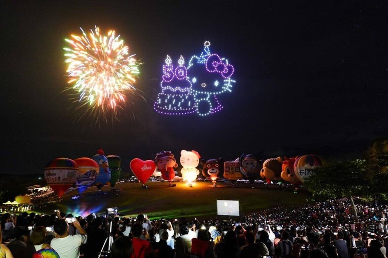 台東熱氣球嘉年華活動19日晚間在最後一場光雕音樂會後閉幕，台東縣政府估湧入逾3萬人次，為今年的活動畫下完美句點，45天總計吸引逾66萬人次到訪。（台東縣政府提供）中央社記者盧太城台東傳真  113年8月20日