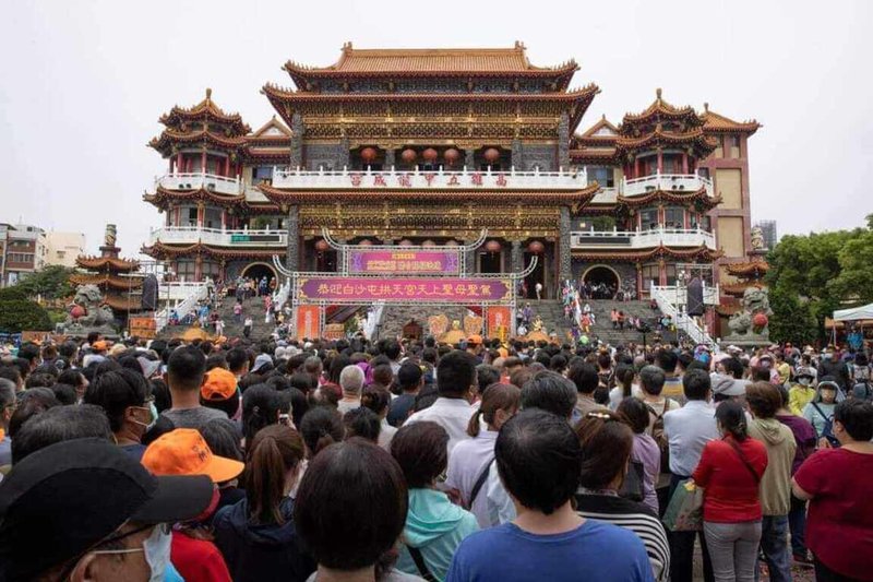 苗栗縣白沙屯拱天宮媽祖曾在111年遶境高雄西鳳山地區，吸引10幾萬名「香燈腳」參加，將於113年11月8日日至10日再度遶境鳳山，駐駕高雄市五甲龍成宮及北辰宮，預計集結地方20多間廟宇，巡行賜福、供民眾參拜。（五甲龍成宮提供）中央社記者張已亷傳真  113年8月20日