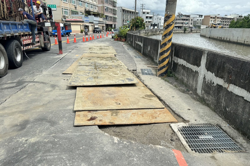 台南市安南區培安路與育安三街口20日出現道路下陷狀況，坑洞長約4公尺、寬約1公尺、深約1公尺，市府獲報展開緊急搶修。（台南市水利局提供）中央社記者楊思瑞台南傳真  113年8月20日