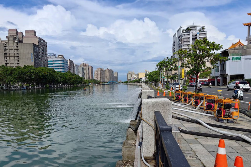 台南運河近日受年度大潮影響水位升高，市府水利局預布抽水機並加強監控，未出現海水倒灌漫流至車道及影響民宅情形。（台南市水利局提供）中央社記者楊思瑞台南傳真  113年8月20日