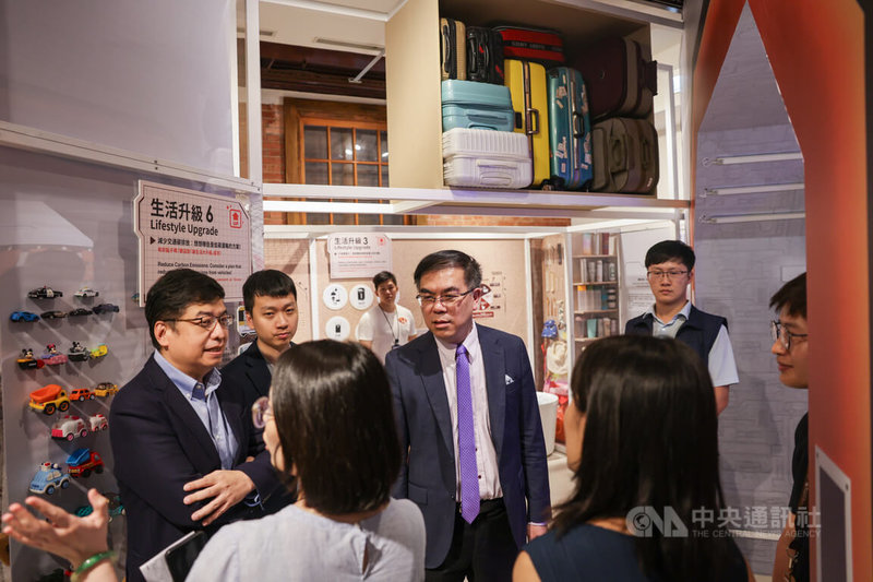 「未來戰士-永續地球環境特展」20日在國立台灣博物館南門館舉辦開幕活動,環境部長彭啓明(中)出席並參觀展場。中央社記者裴禛攝 113年8月20日